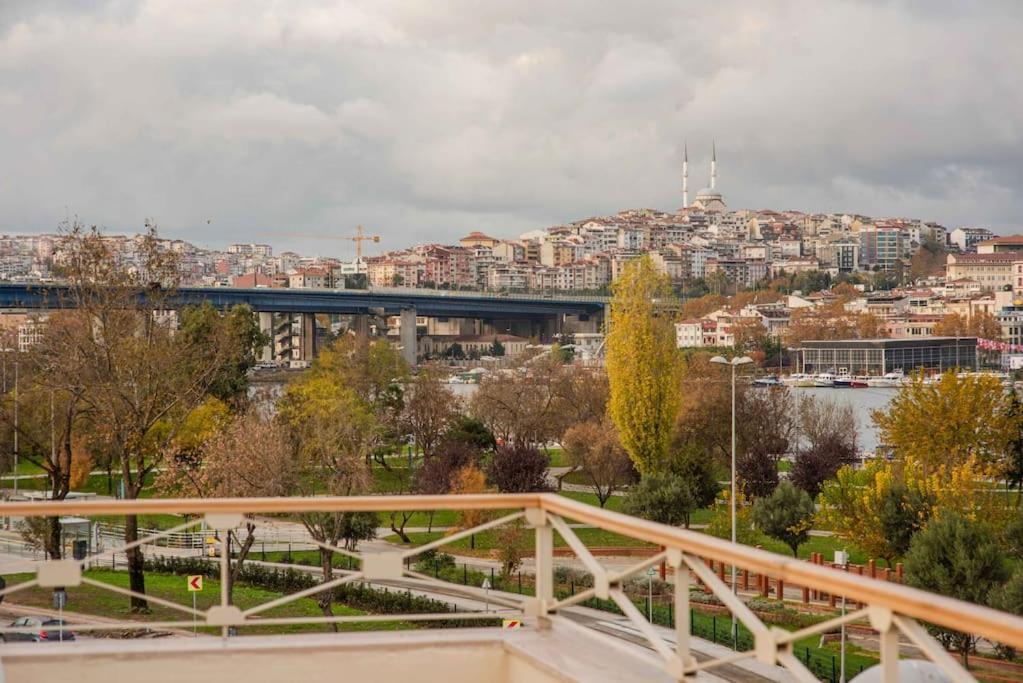 Waterfront Apartment By The Tram - Terrace With Dome & Golden Horn View In Fatih اسطنبول المظهر الخارجي الصورة