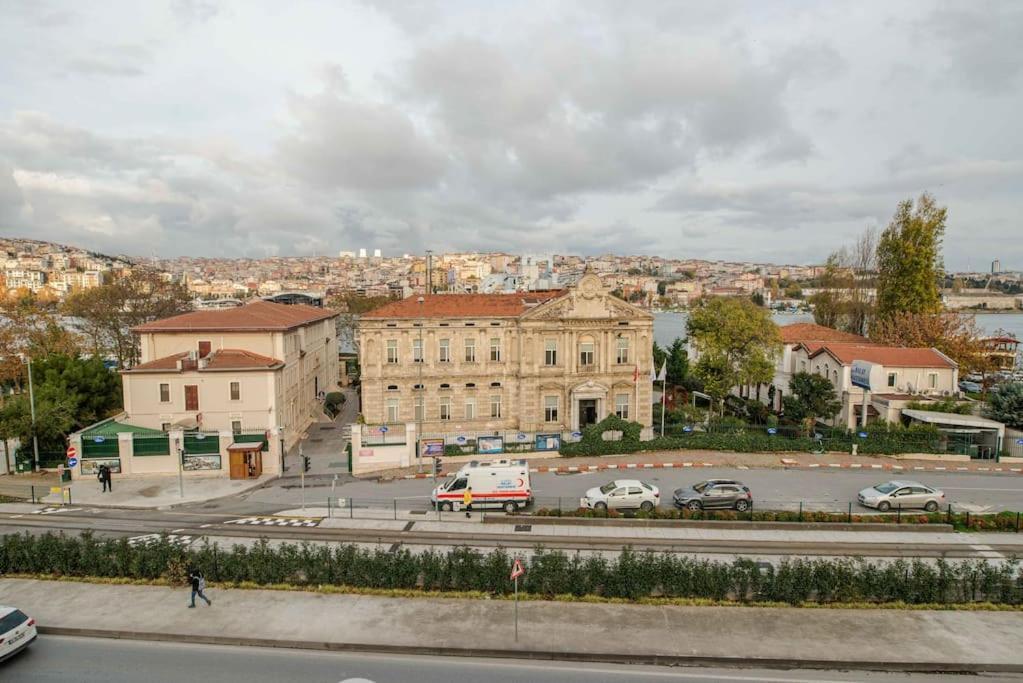 Waterfront Apartment By The Tram - Terrace With Dome & Golden Horn View In Fatih اسطنبول المظهر الخارجي الصورة