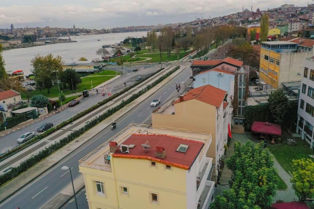 Waterfront Apartment By The Tram - Terrace With Dome & Golden Horn View In Fatih اسطنبول المظهر الخارجي الصورة