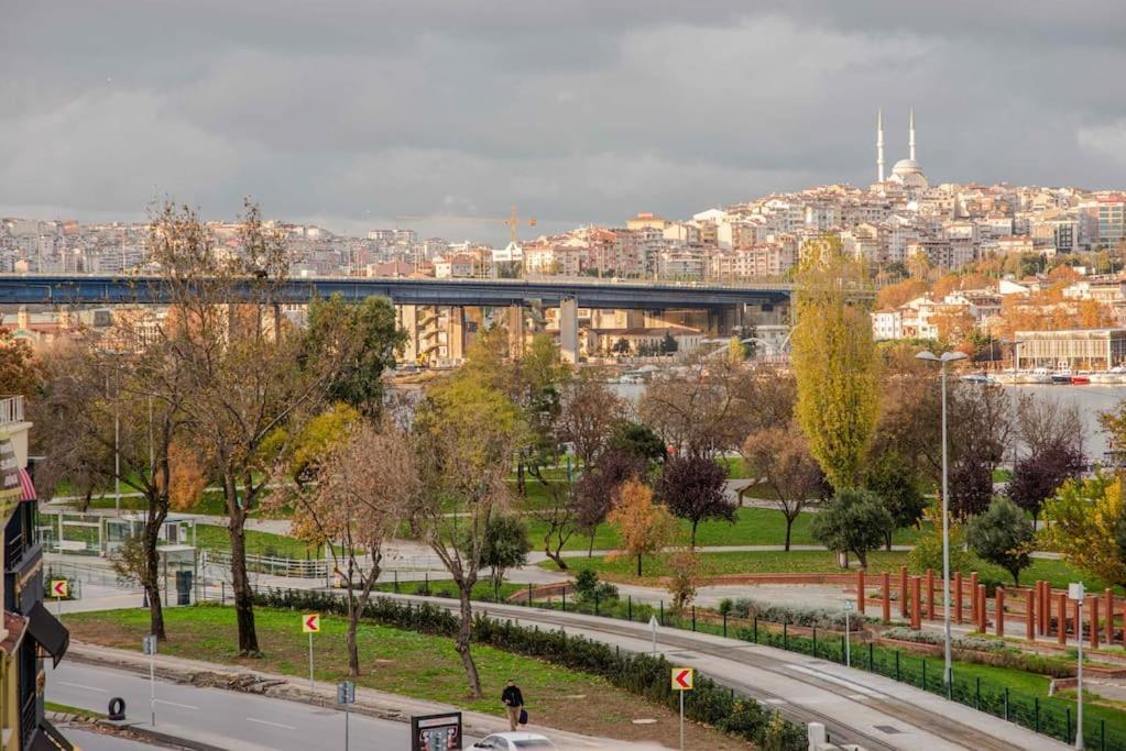 Waterfront Apartment By The Tram - Terrace With Dome & Golden Horn View In Fatih اسطنبول المظهر الخارجي الصورة
