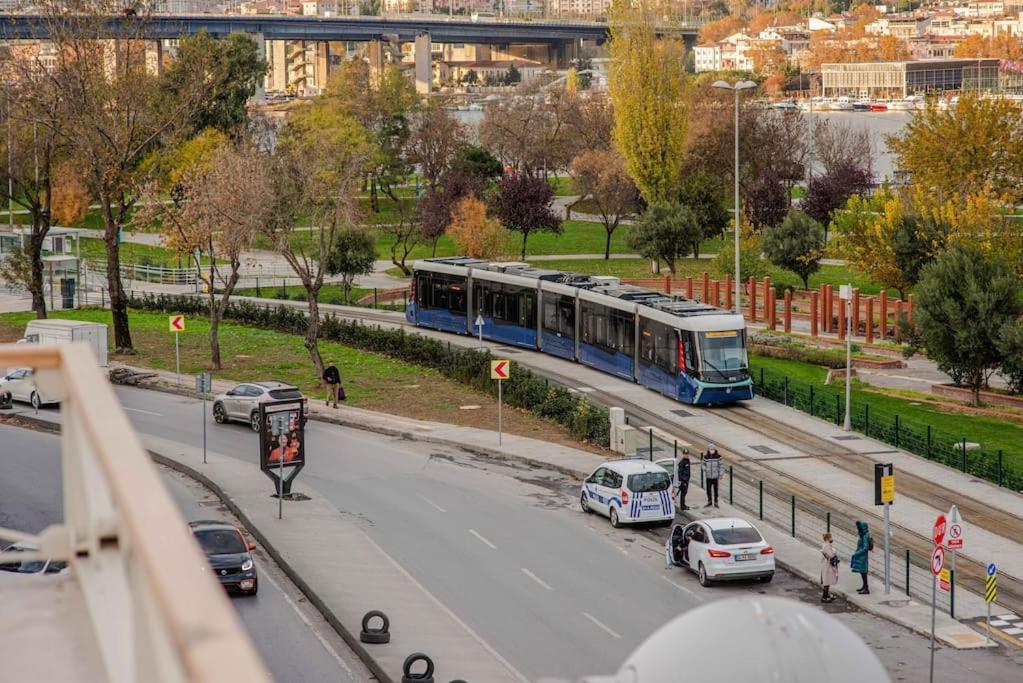 Waterfront Apartment By The Tram - Terrace With Dome & Golden Horn View In Fatih اسطنبول المظهر الخارجي الصورة