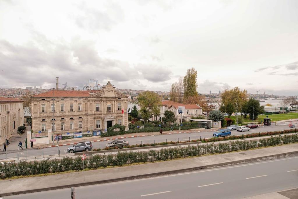 Waterfront Apartment By The Tram - Terrace With Dome & Golden Horn View In Fatih اسطنبول المظهر الخارجي الصورة