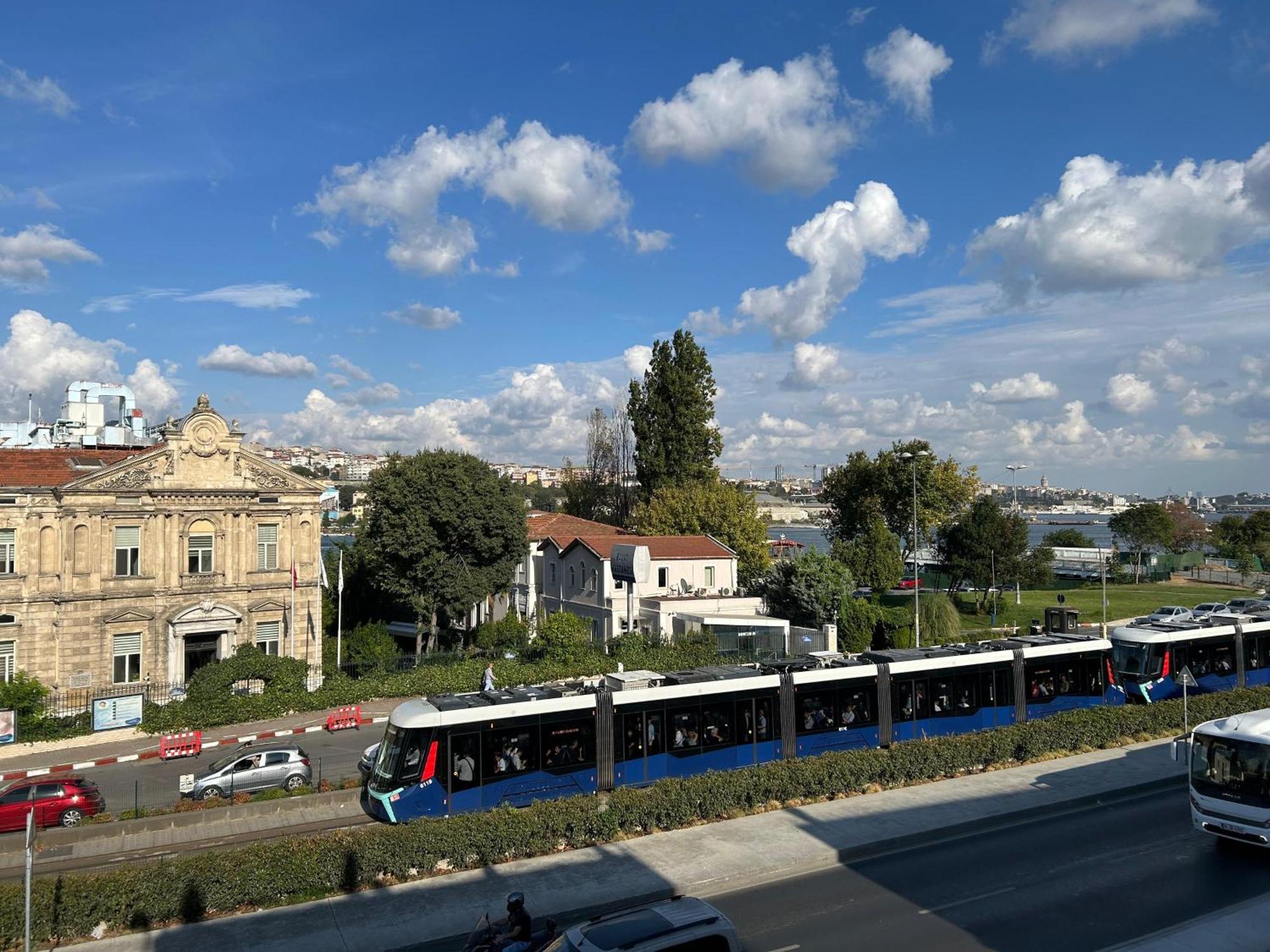 Waterfront Apartment By The Tram - Terrace With Dome & Golden Horn View In Fatih اسطنبول المظهر الخارجي الصورة